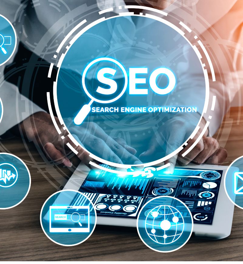 Infographie sur le seo définition : cercle central "SEO" et texte "Search Engine Optimization" sur fond numérique bleu, symboles et icônes entourant l’écran.